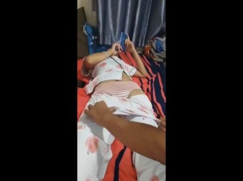 Kamu terus saja menelepon dan aku akan melepas celanaku untukmu