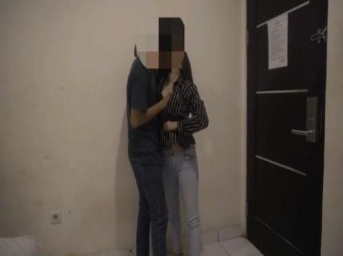 Bawa gadis baru itu ke hotel