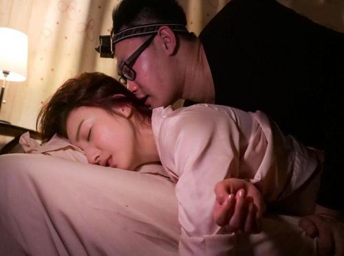 Diam-diam bercinta dengan ibu tiri saat ayah sedang dalam perjalanan bisnis